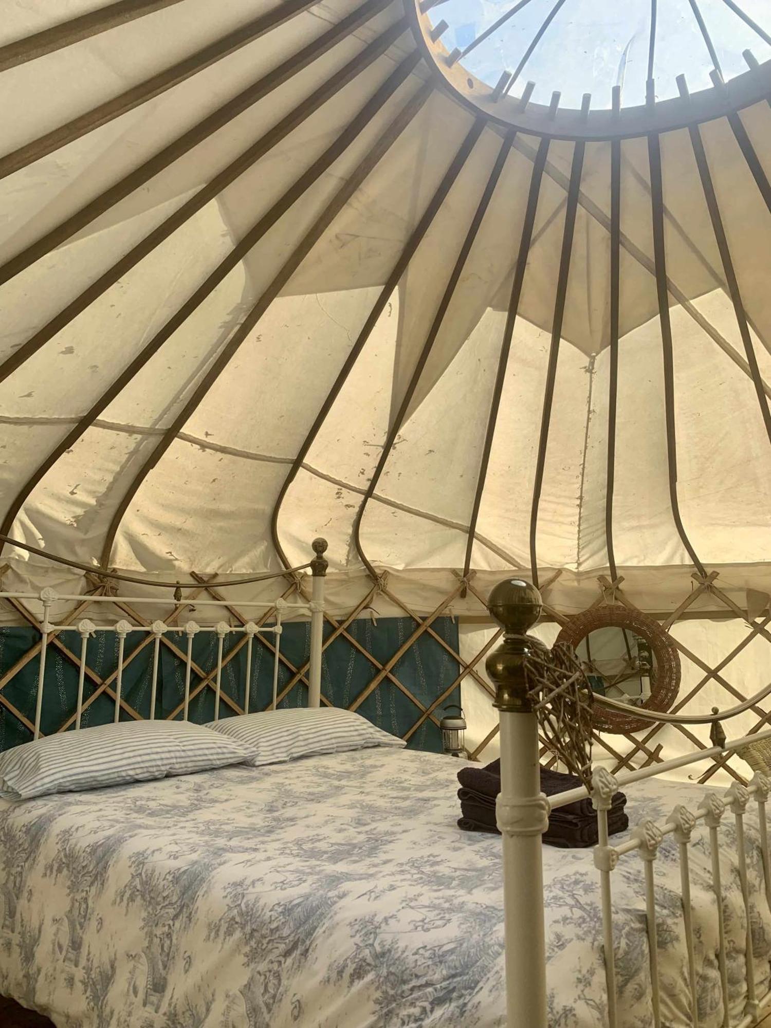 Ceridwen Glamping, Double Decker Bus And Yurts Hotel Llandysul Eksteriør billede