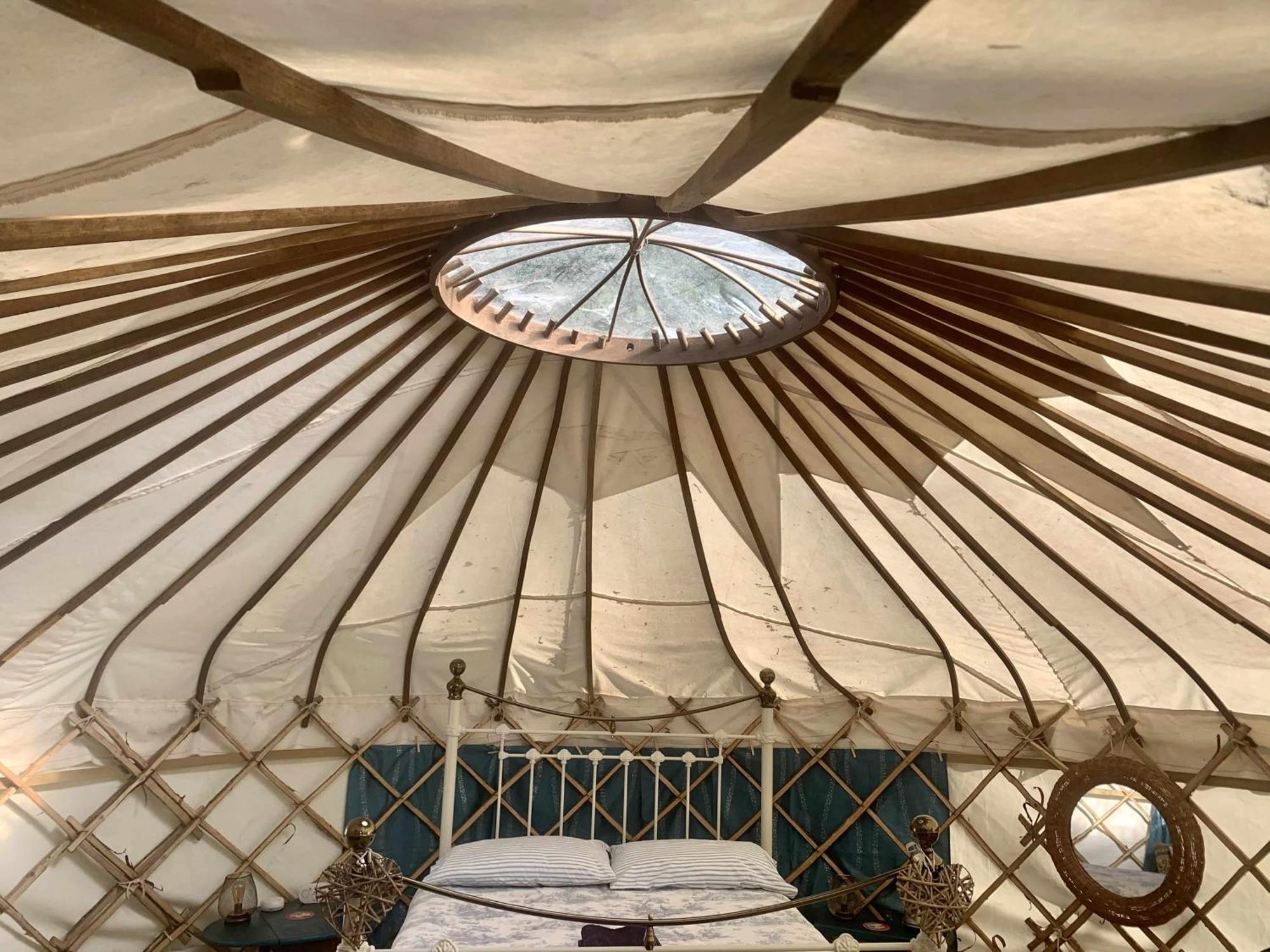Ceridwen Glamping, Double Decker Bus And Yurts Hotel Llandysul Eksteriør billede