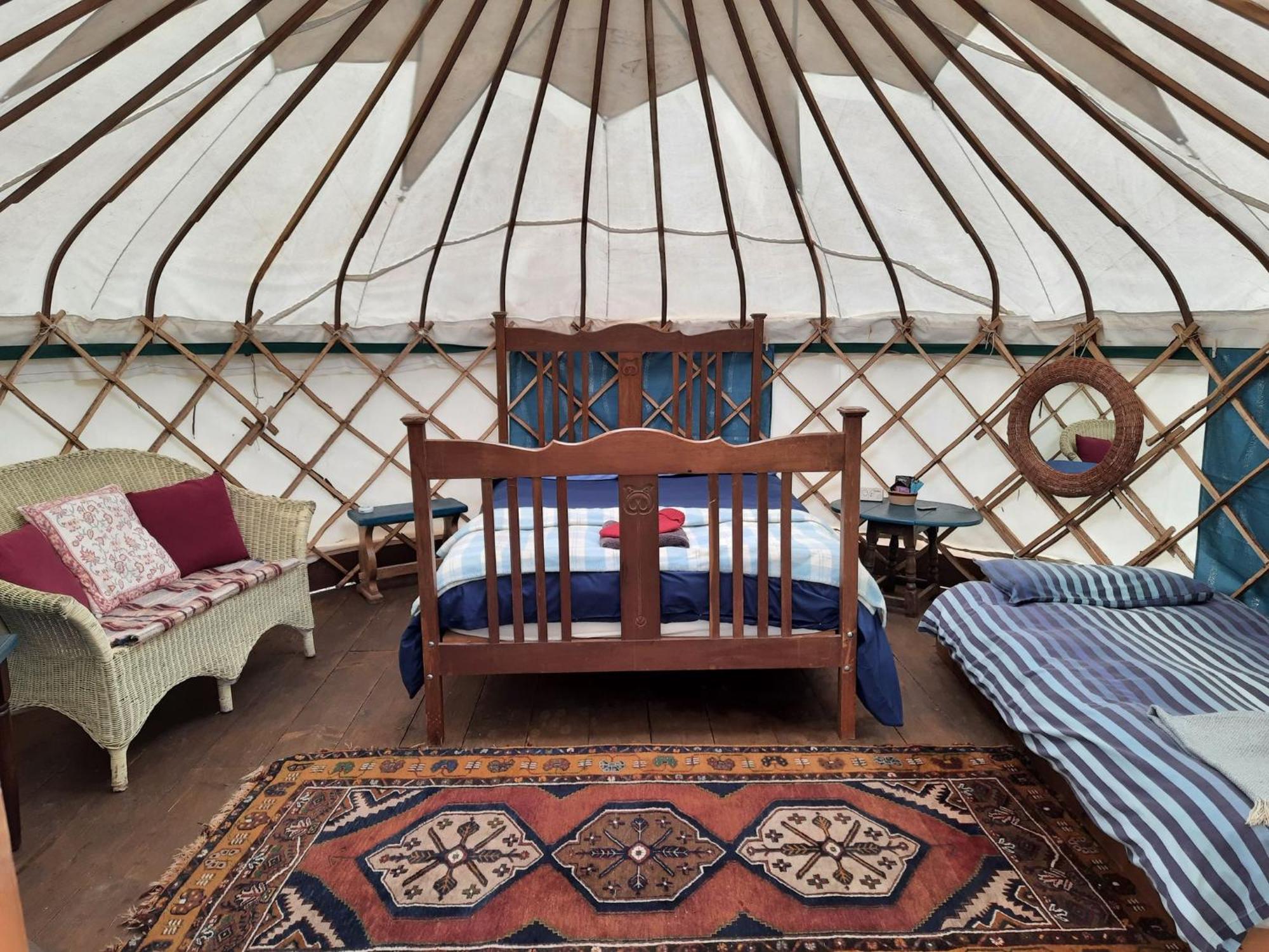 Ceridwen Glamping, Double Decker Bus And Yurts Hotel Llandysul Eksteriør billede