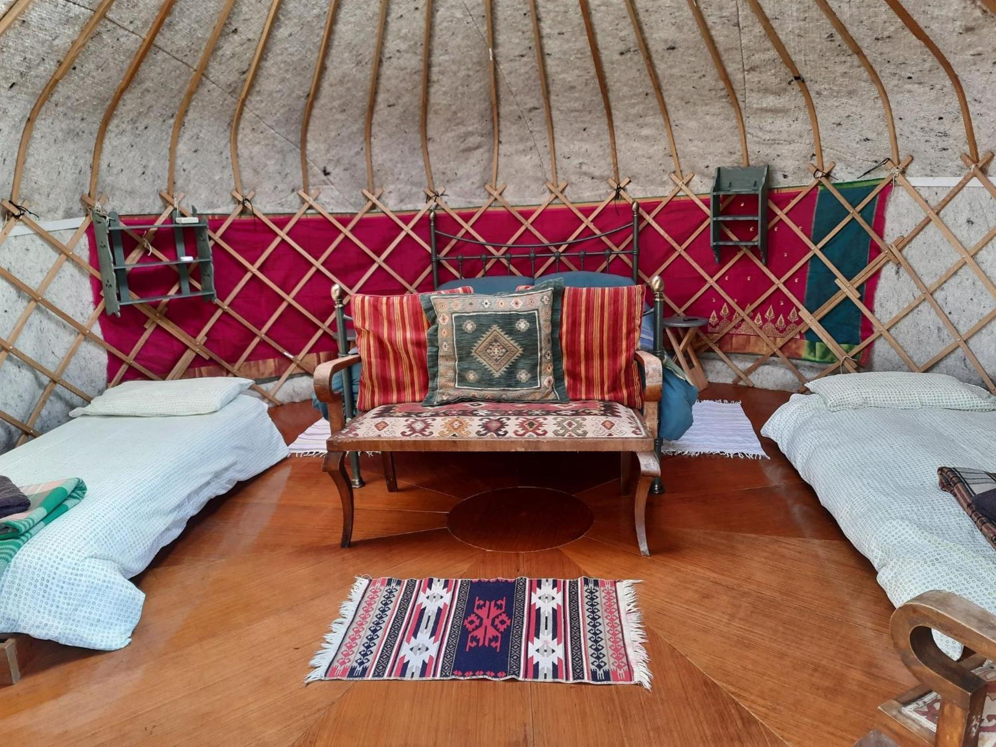 Ceridwen Glamping, Double Decker Bus And Yurts Hotel Llandysul Eksteriør billede