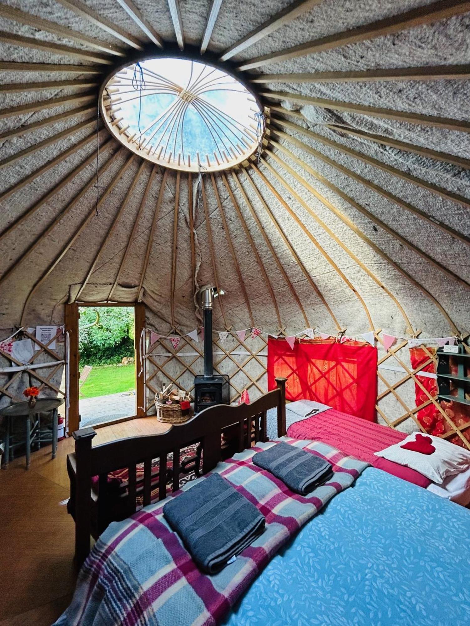 Ceridwen Glamping, Double Decker Bus And Yurts Hotel Llandysul Eksteriør billede