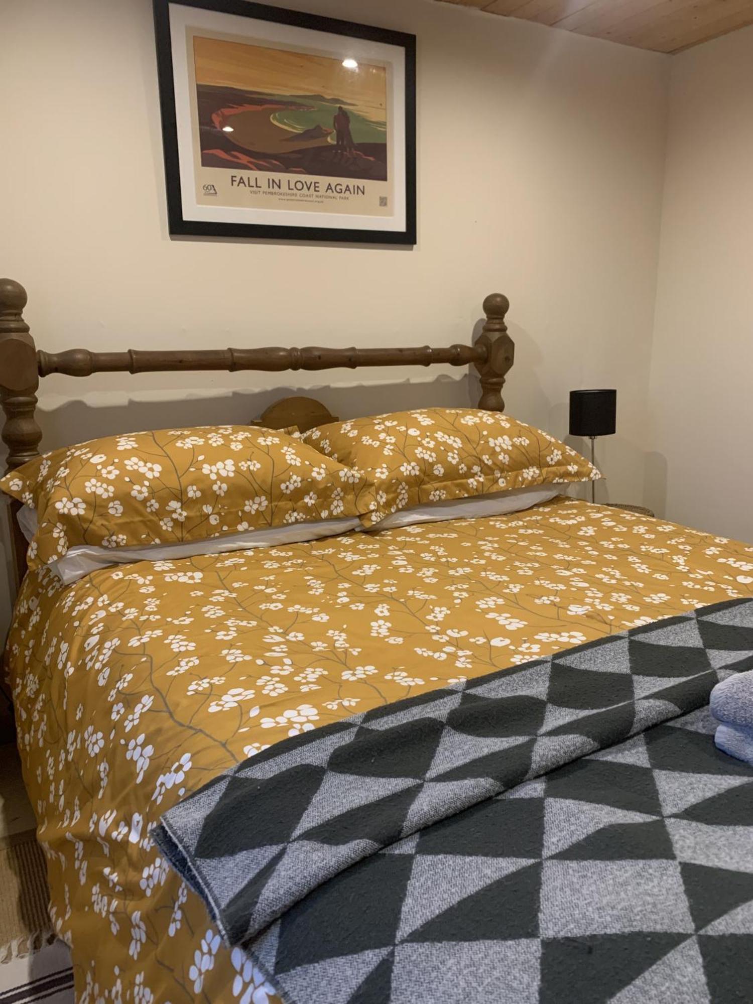 Ceridwen Glamping, Double Decker Bus And Yurts Hotel Llandysul Eksteriør billede
