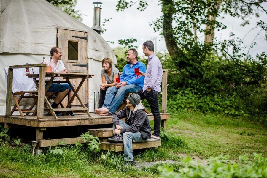 Ceridwen Glamping, Double Decker Bus And Yurts Hotel Llandysul Eksteriør billede